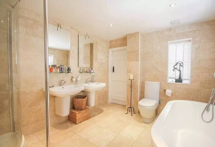 Charming 5 Bed Cottage In Old Sodbury Bristol