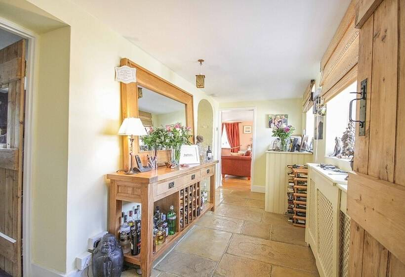 Charming 5 Bed Cottage In Old Sodbury Bristol