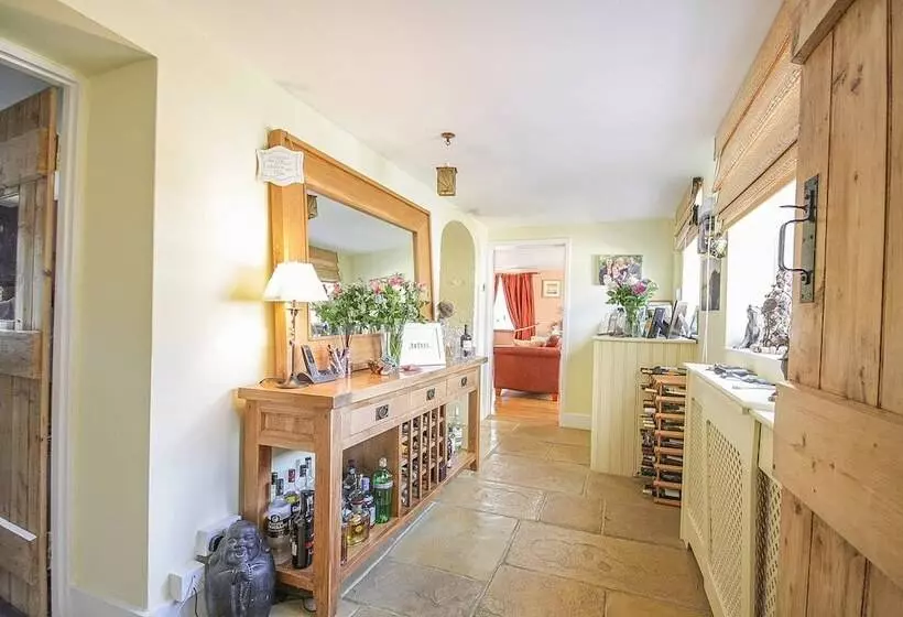 Charming 5 Bed Cottage In Old Sodbury Bristol