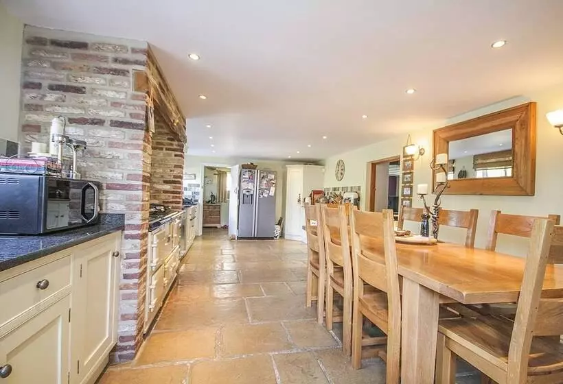 Charming 5 Bed Cottage In Old Sodbury Bristol