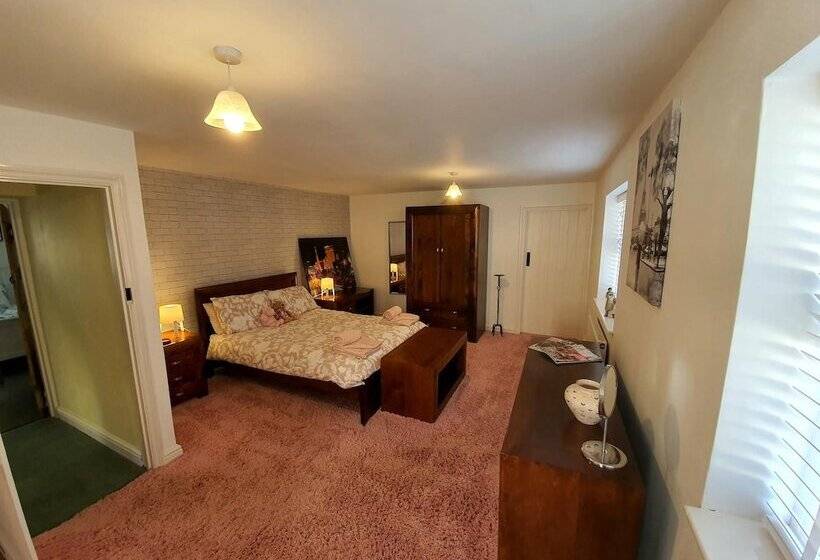 Charming 5 Bed Cottage In Old Sodbury Bristol