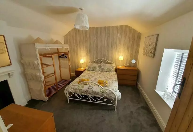 Charming 5 Bed Cottage In Old Sodbury Bristol