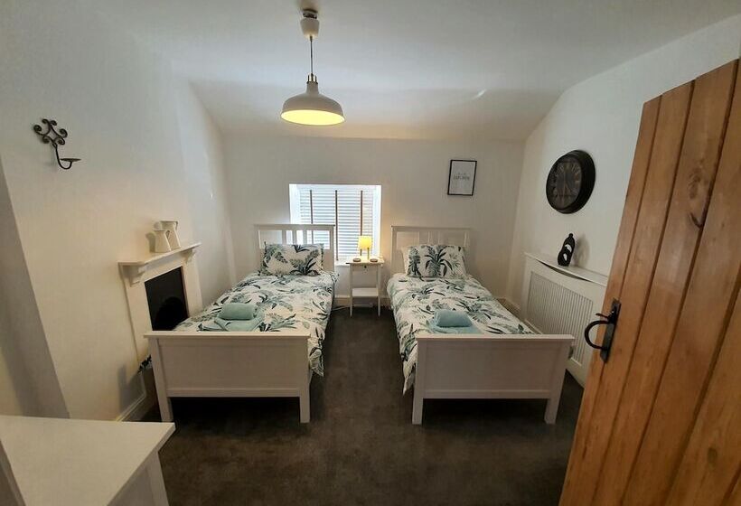 Charming 5 Bed Cottage In Old Sodbury Bristol