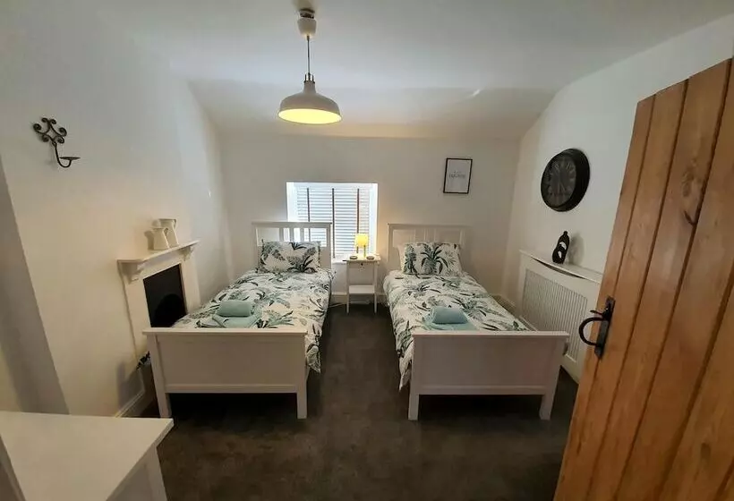 Charming 5 Bed Cottage In Old Sodbury Bristol