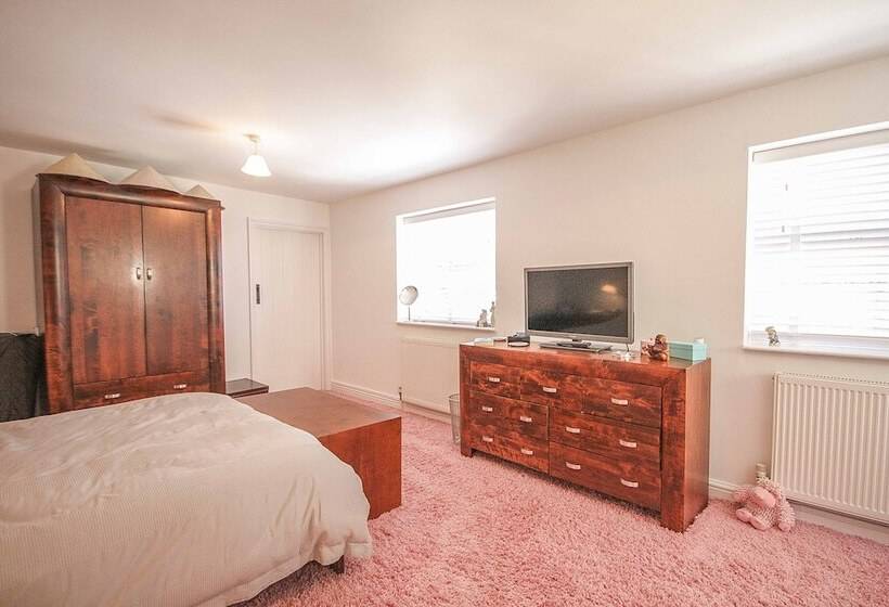 Charming 5 Bed Cottage In Old Sodbury Bristol