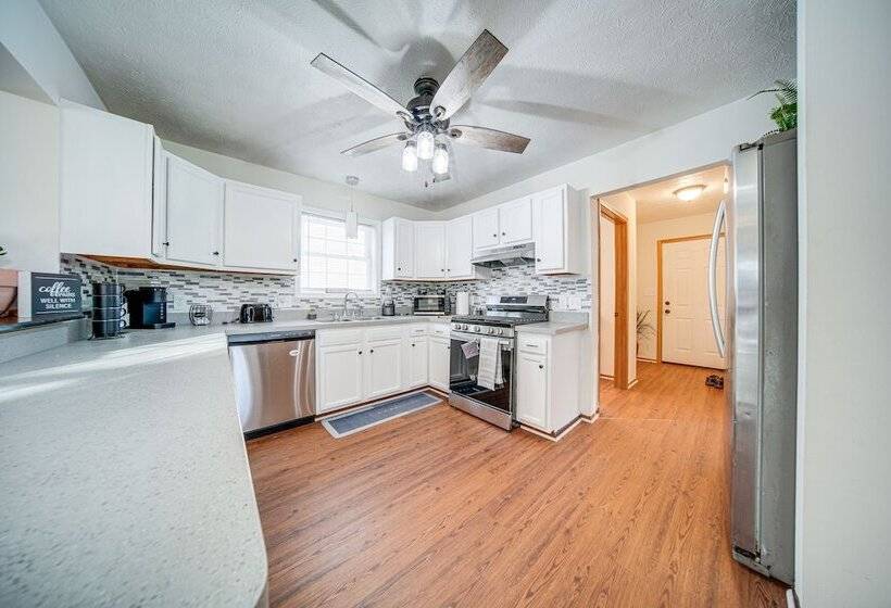 Charming Cleveland Home: 5 Mi To Downtown!