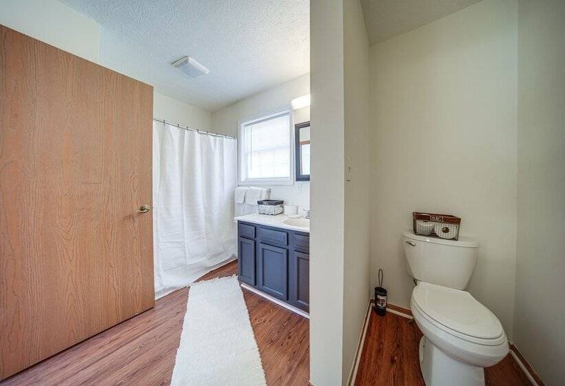 Charming Cleveland Home: 5 Mi To Downtown!