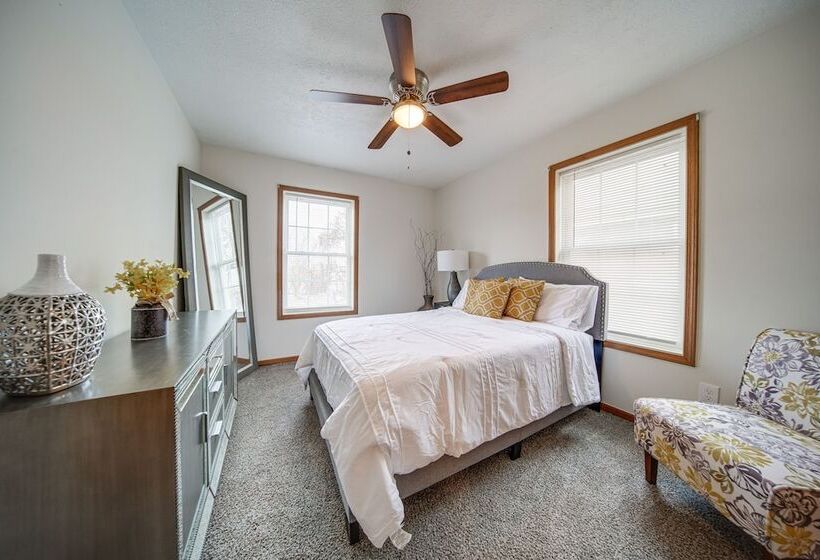 Charming Cleveland Home: 5 Mi To Downtown!