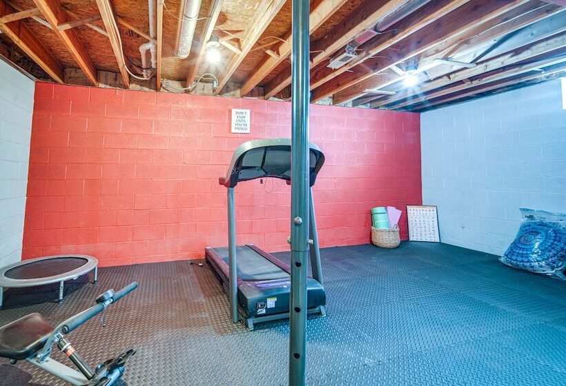 Charming Cleveland Home: 5 Mi To Downtown!