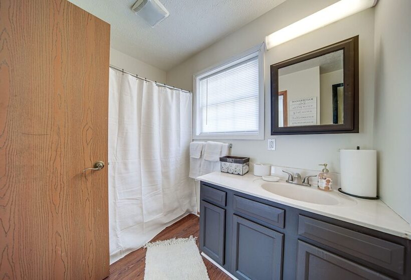 Charming Cleveland Home: 5 Mi To Downtown!