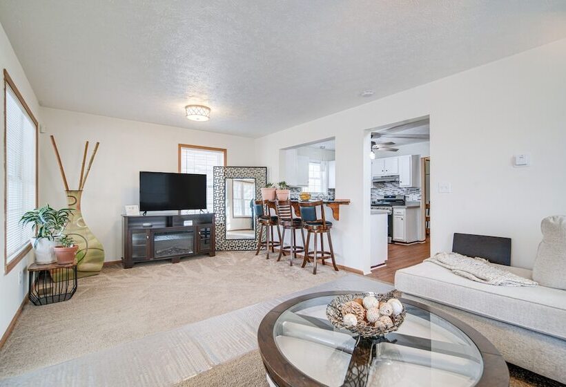 Charming Cleveland Home: 5 Mi To Downtown!