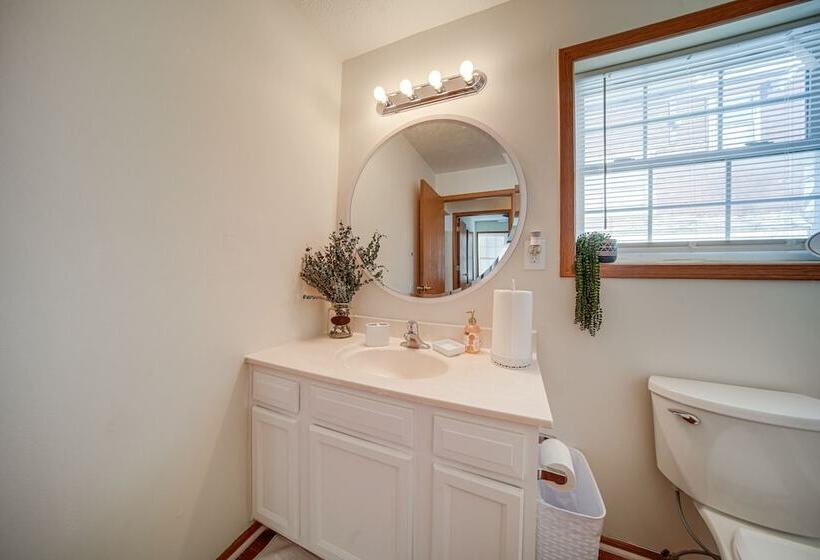 Charming Cleveland Home: 5 Mi To Downtown!