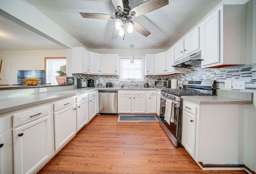 Charming Cleveland Home: 5 Mi To Downtown!