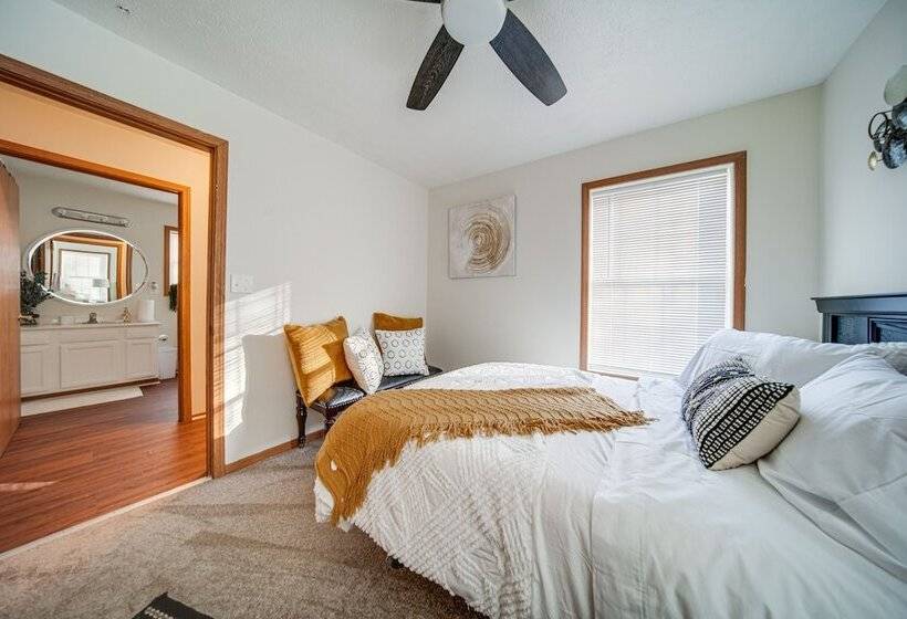 Charming Cleveland Home: 5 Mi To Downtown!