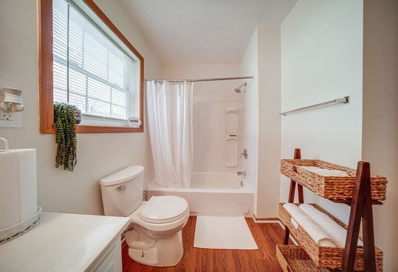 Charming Cleveland Home: 5 Mi To Downtown!