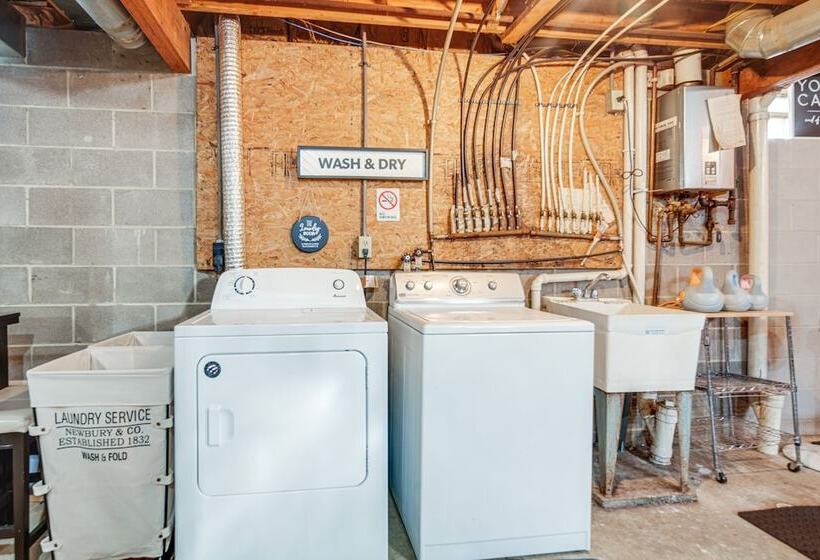 Charming Cleveland Home: 5 Mi To Downtown!