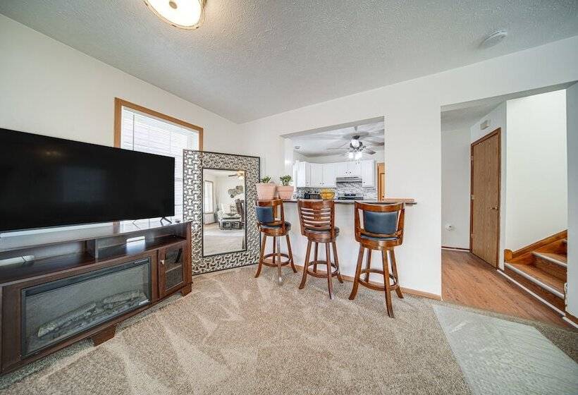 Charming Cleveland Home: 5 Mi To Downtown!