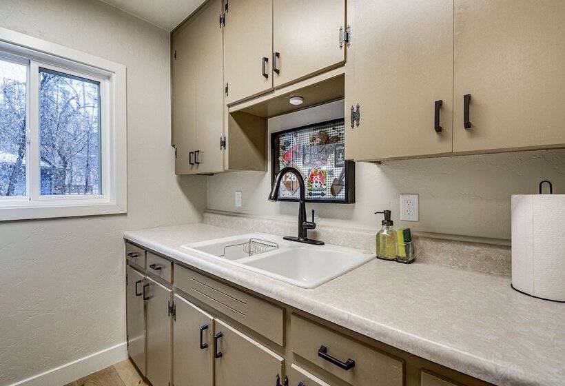 Charming Prescott Cabin: 6 Mi To Downtown!