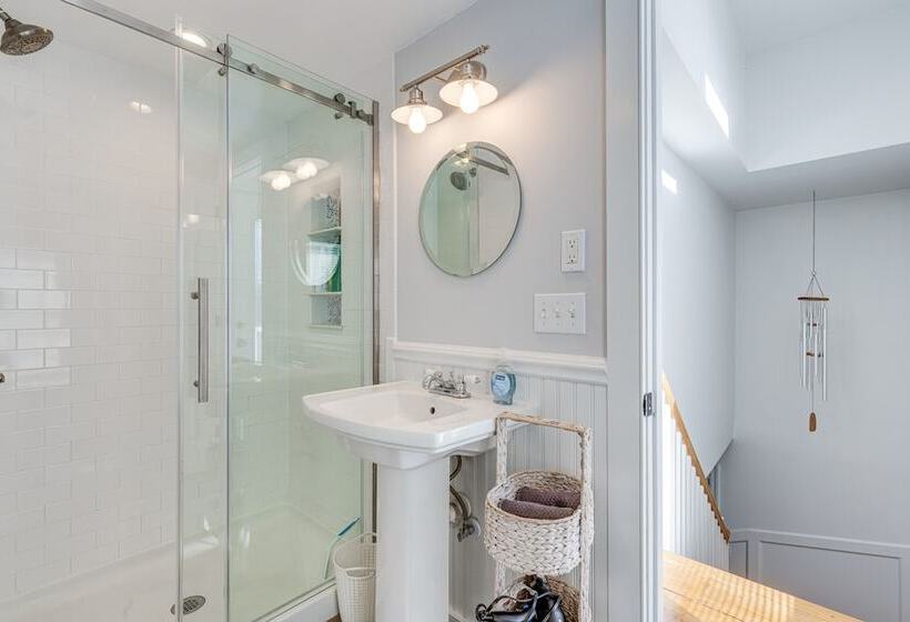 Greenport Home W/ Harbor View Near Ferry & Beaches