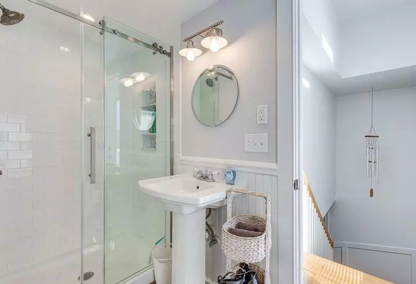 Greenport Home W/ Harbor View Near Ferry & Beaches