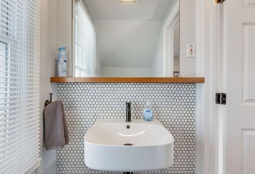 Greenport Home W/ Harbor View Near Ferry & Beaches