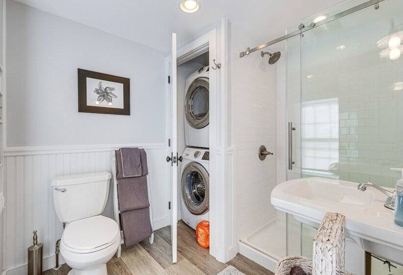 Greenport Home W/ Harbor View Near Ferry & Beaches