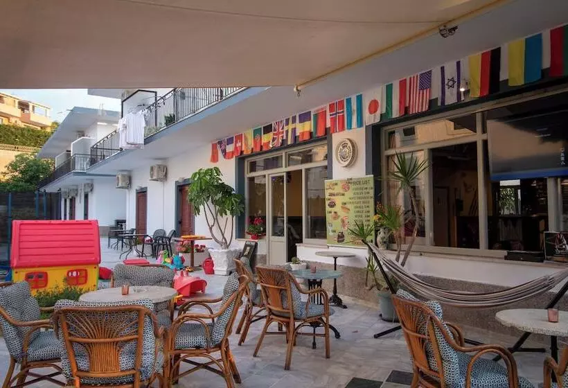 Majatalo Harry's Bar & Apartments