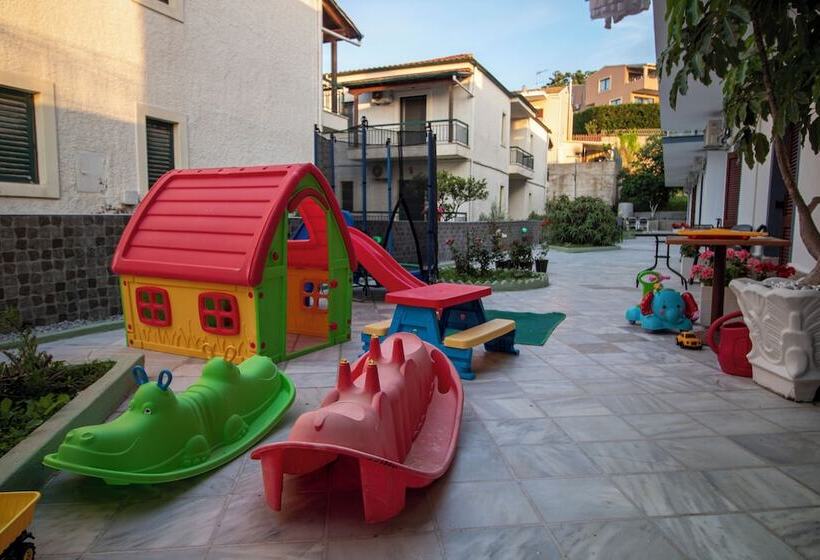 بنسيون Harry's Bar & Apartments