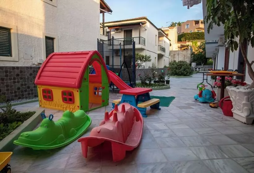 Majatalo Harry's Bar & Apartments