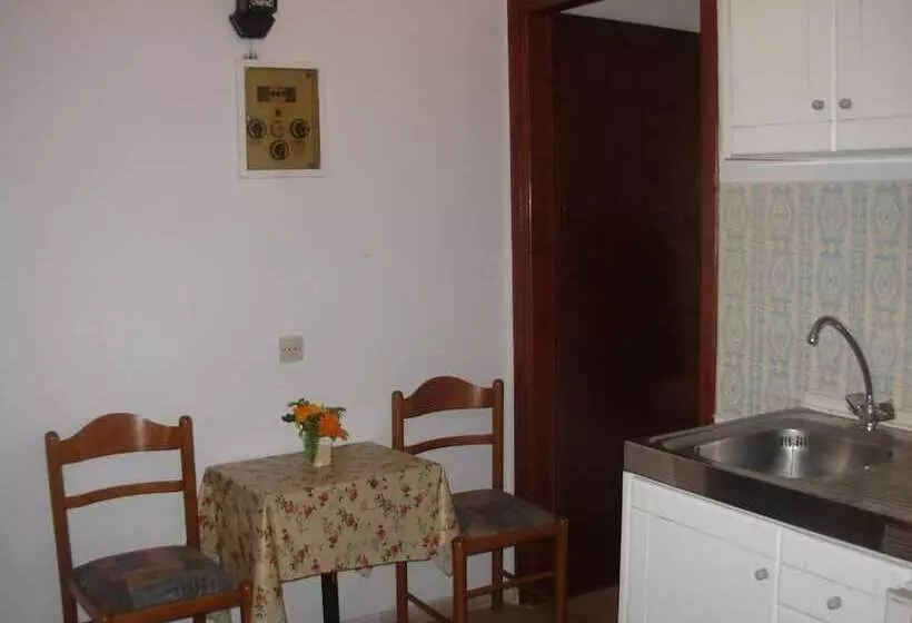 Majatalo Harry's Bar & Apartments