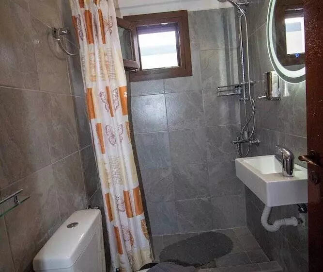 Majatalo Harry's Bar & Apartments