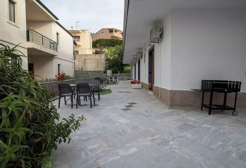 Majatalo Harry's Bar & Apartments