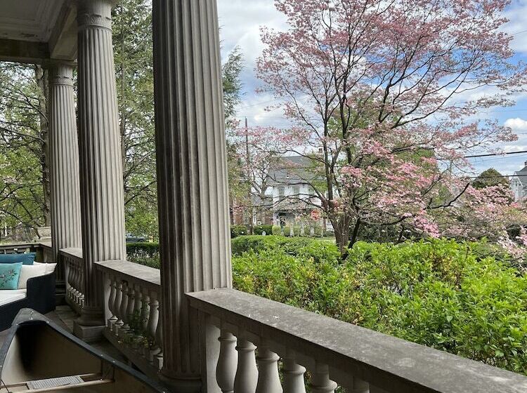 Пансион The Dery House