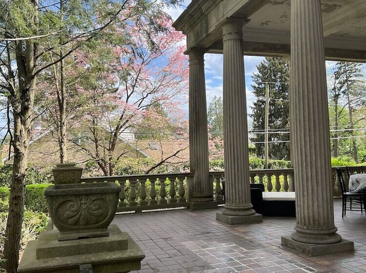 Пансион The Dery House