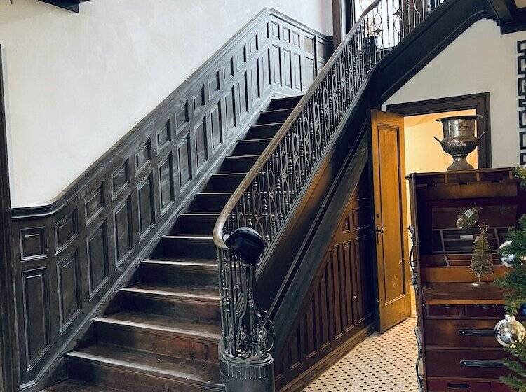 Пансион The Dery House