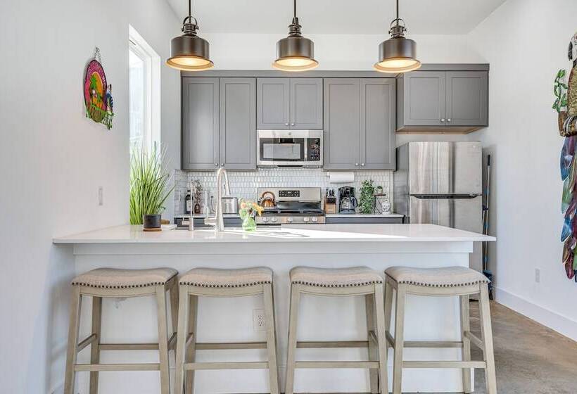 Pet Friendly Brentwood Home ~ 7 Mi To Downtown!