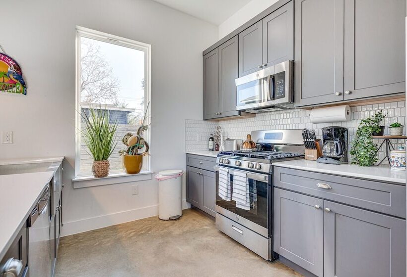 Pet Friendly Brentwood Home ~ 7 Mi To Downtown!