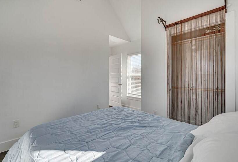 Pet Friendly Brentwood Home ~ 7 Mi To Downtown!