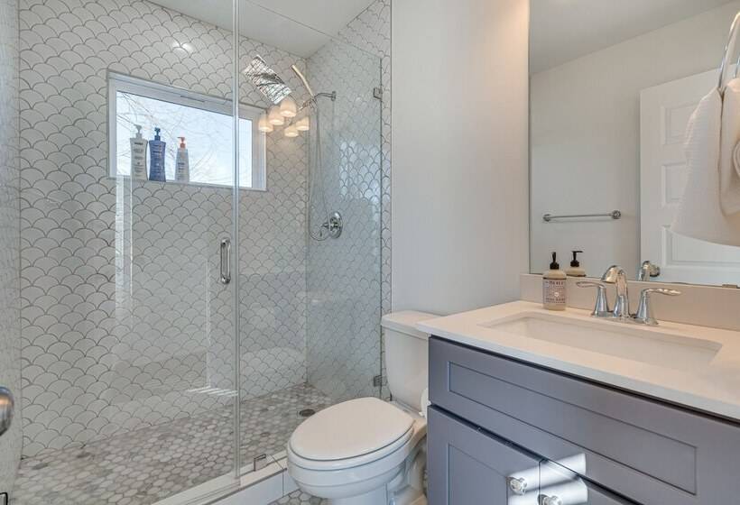 Pet Friendly Brentwood Home ~ 7 Mi To Downtown!