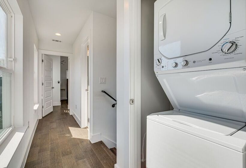 Pet Friendly Brentwood Home ~ 7 Mi To Downtown!