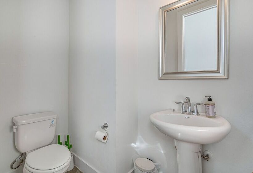 Pet Friendly Brentwood Home ~ 7 Mi To Downtown!