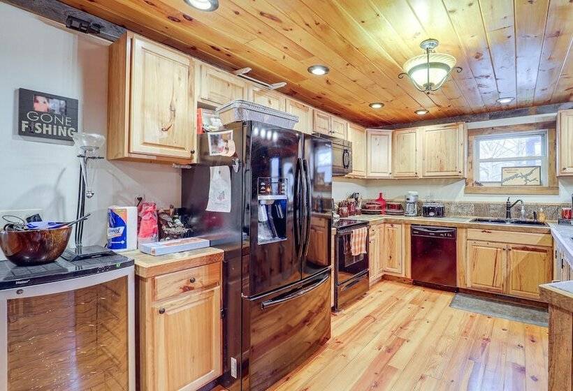 Pet Friendly Butler Cabin W/ Hot Tub, Walk To Lake