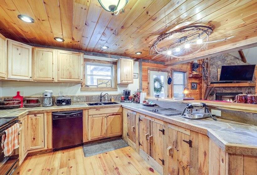 Pet Friendly Butler Cabin W/ Hot Tub, Walk To Lake