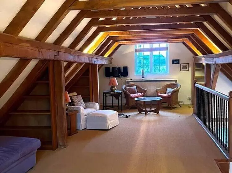 Residenssi Luxury Brick And Flint House In Funtington