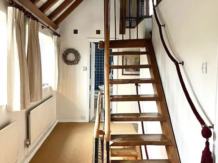 Residenssi Luxury Brick And Flint House In Funtington