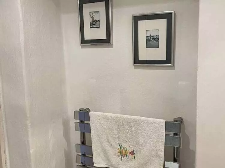 Residenssi Luxury Brick And Flint House In Funtington