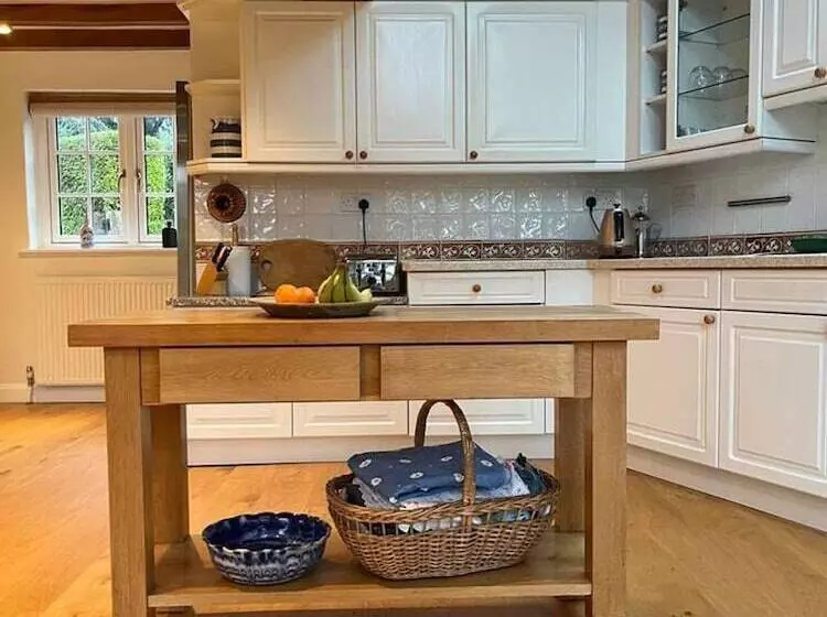 Residenssi Luxury Brick And Flint House In Funtington