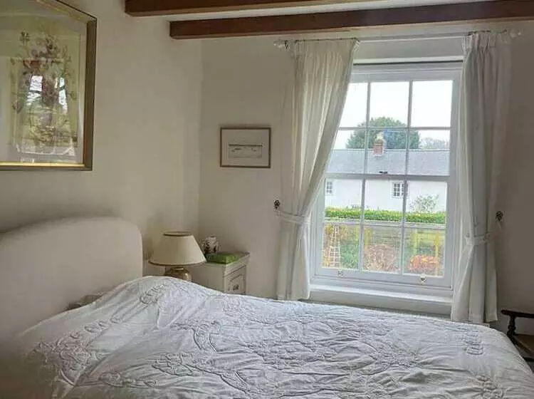 Residenssi Luxury Brick And Flint House In Funtington