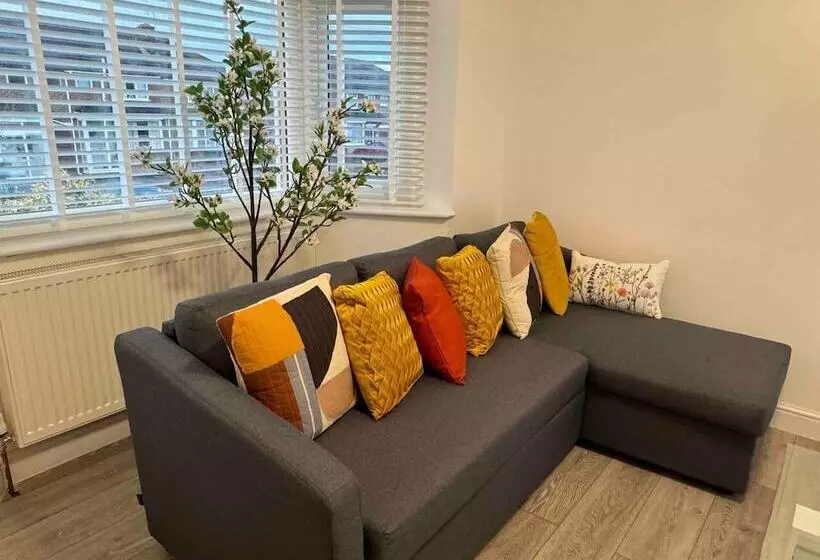 Residenssi Ldeal Home For Large Groups,families & Contractors