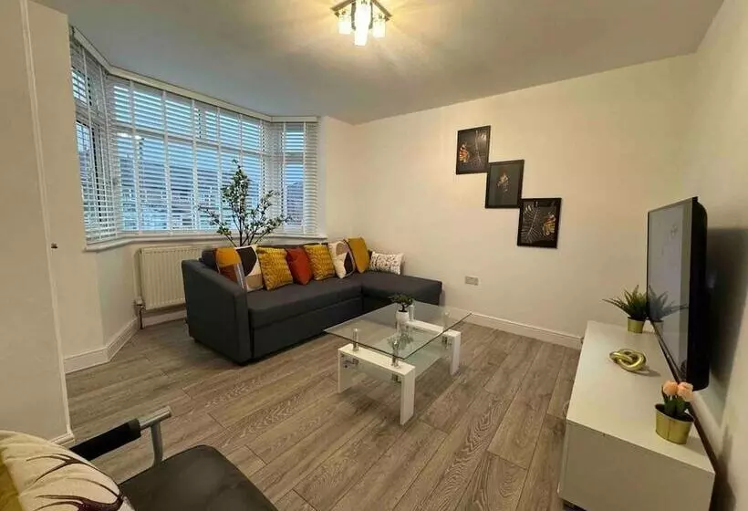 Residenssi Ldeal Home For Large Groups,families & Contractors